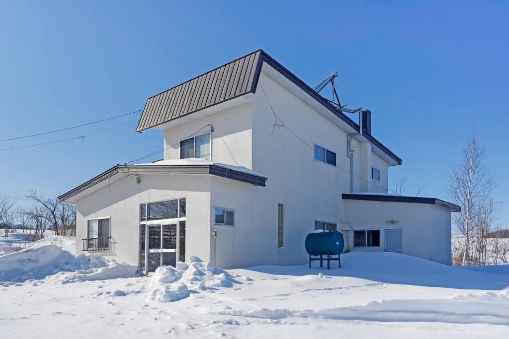 網走市にあるCottage Abashiriの雪の白い建物