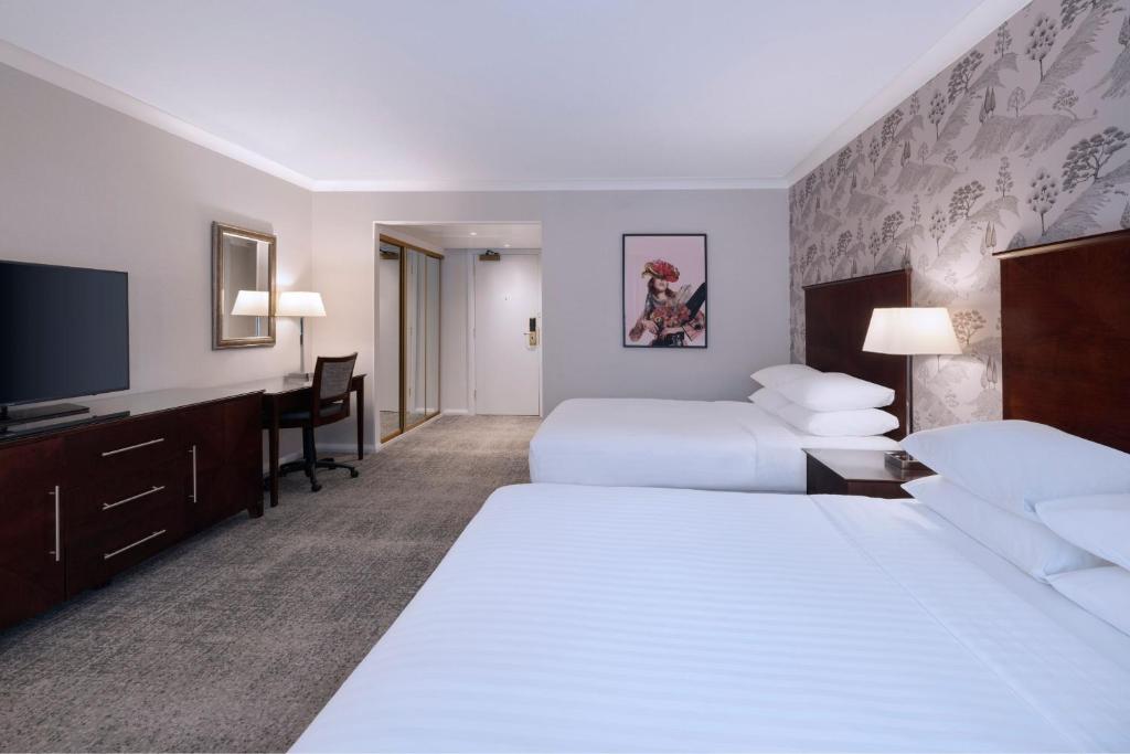 Ein Bett oder Betten in einem Zimmer der Unterkunft Delta Hotels by Marriott Worsley Park Country Club
