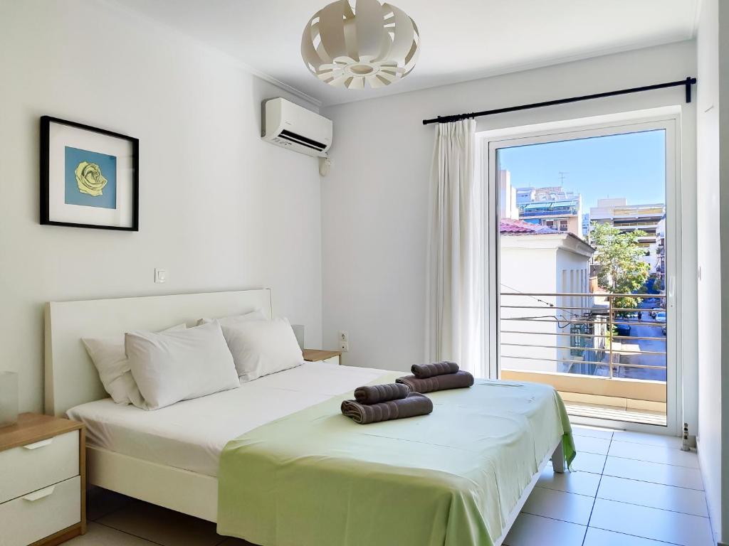 Posteľ alebo postele v izbe v ubytovaní KYMA Apartments - Athens Acropolis 13