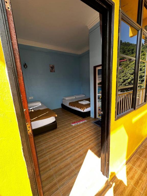 Postel nebo postele na pokoji v ubytování Perhentian Village Inn