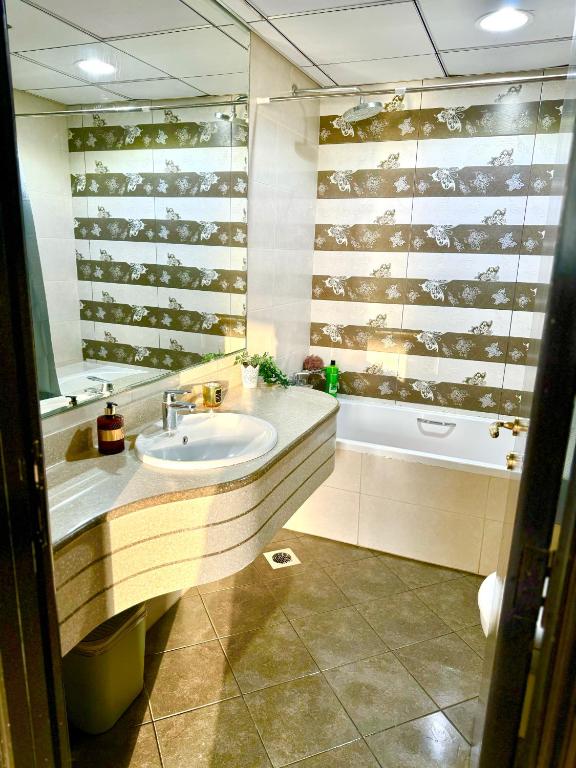 Koupelna v ubytování Luxury Corniche Residence 2 BHK pool gym wifi sea front
