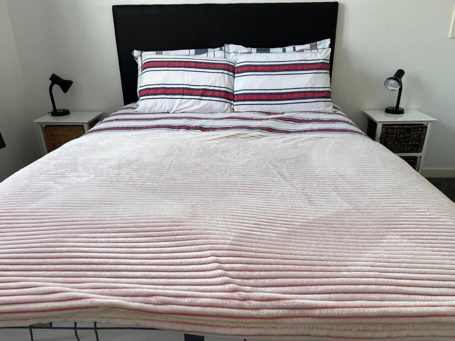 Sunny apartment in central Karori - Resim 10