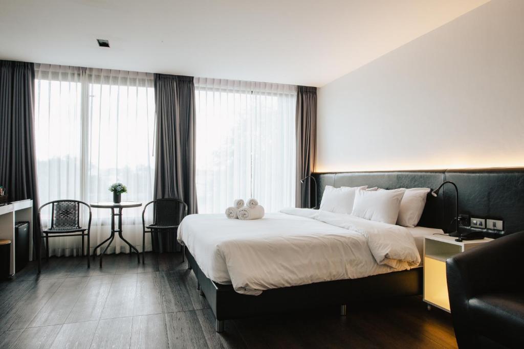 
King Suite with Pool View
