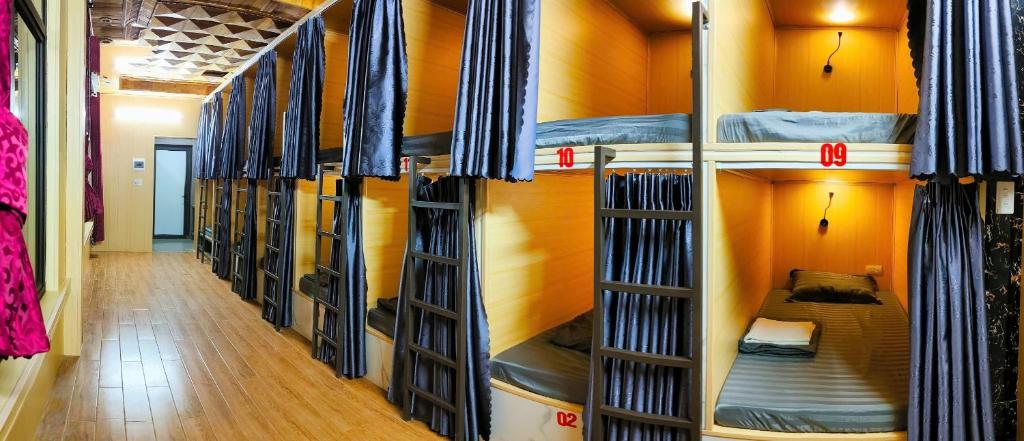 Palanda nebo palandy na pokoji v ubytování Sapa Garden Hostel