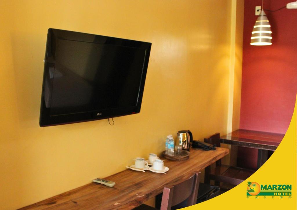TV a/nebo společenská místnost v ubytování MARZON HOTEL KALIBO