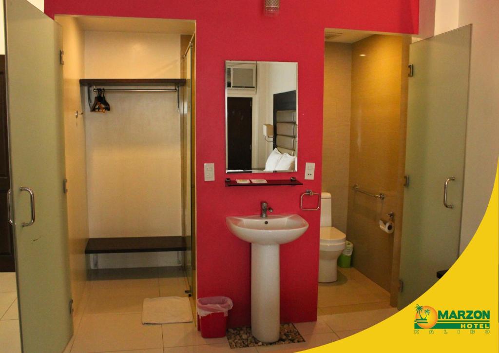 Koupelna v ubytování MARZON HOTEL KALIBO