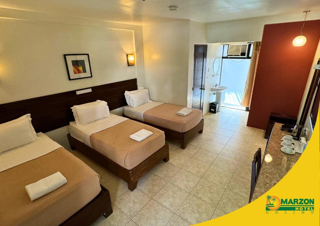 Postel nebo postele na pokoji v ubytování MARZON HOTEL KALIBO