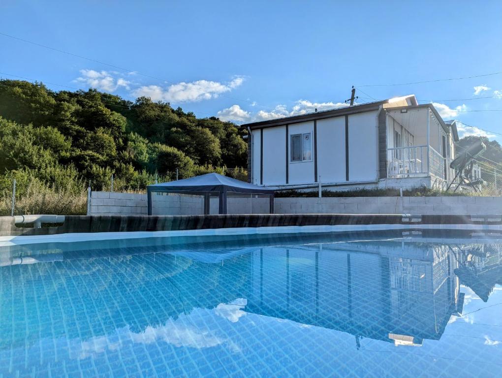 Bazén v ubytování Sunshine Inn Buriani nebo v jeho okolí