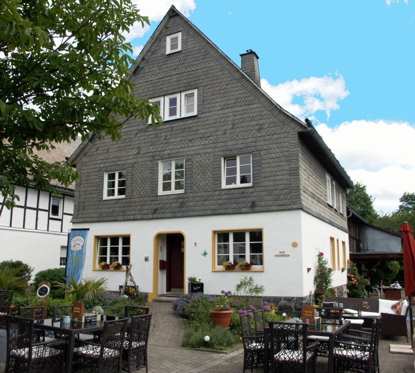 a house with tables and chairs in front of it at Trekkershut Isidorus in Winterberg