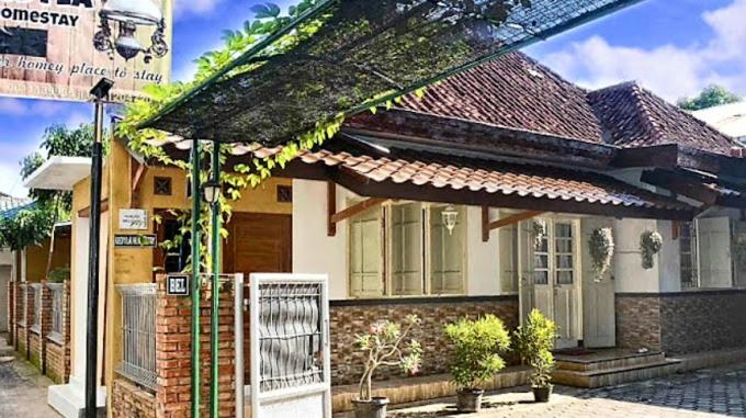 a house with a gate in front of it at Kedyla Homestay Syariah in Ngabean
