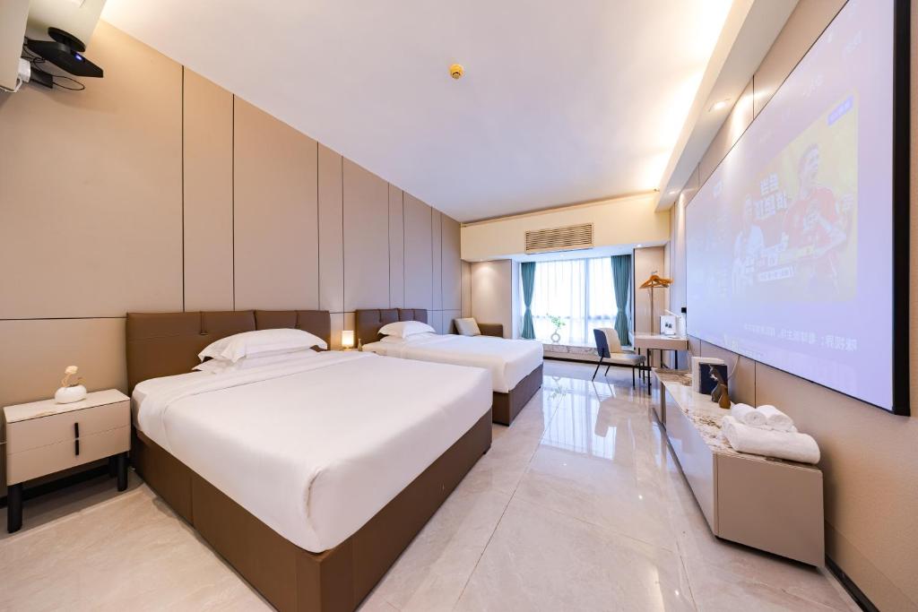 Postel nebo postele na pokoji v ubytování Yu Manju High-floor Huge-Screen Audiovisual Hotel-Guangzhou Tower Zhujiang New Town Sports West Road Branch