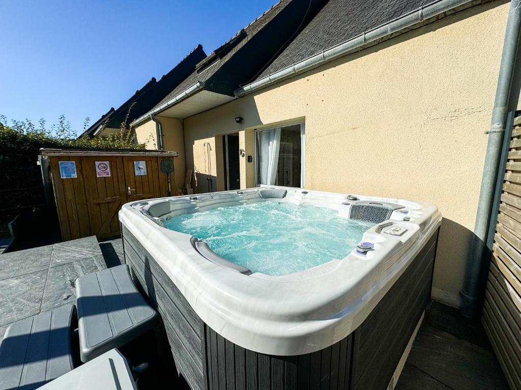 duża wanna z hydromasażem na boku domu w obiekcie JACUZZI professionel Les pieds dans l'eau plage à 50 m w mieście Trévou-Tréguignec