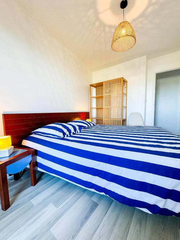 Łóżko lub łóżka w pokoju w obiekcie JACUZZI professionel Les pieds dans l'eau plage à 50 m