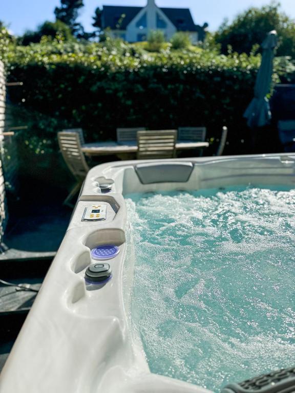 Zdjęcie z galerii obiektu JACUZZI professionel Les pieds dans l'eau plage à 50 m w mieście Trévou-Tréguignec