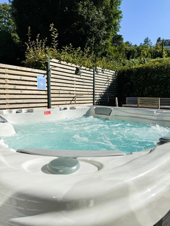 Basen w obiekcie JACUZZI professionel Les pieds dans l'eau plage à 50 m lub w pobliżu