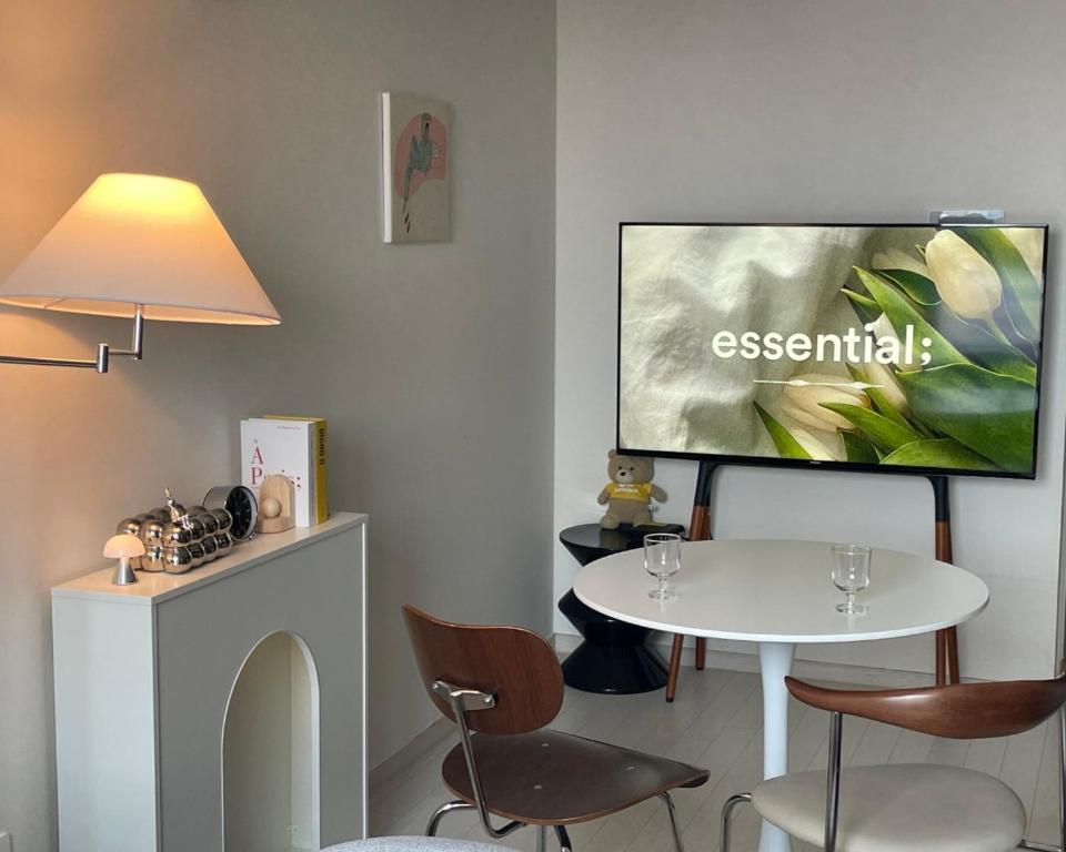 TV a/nebo společenská místnost v ubytování Feel at Home Dongseongno Star BnB
