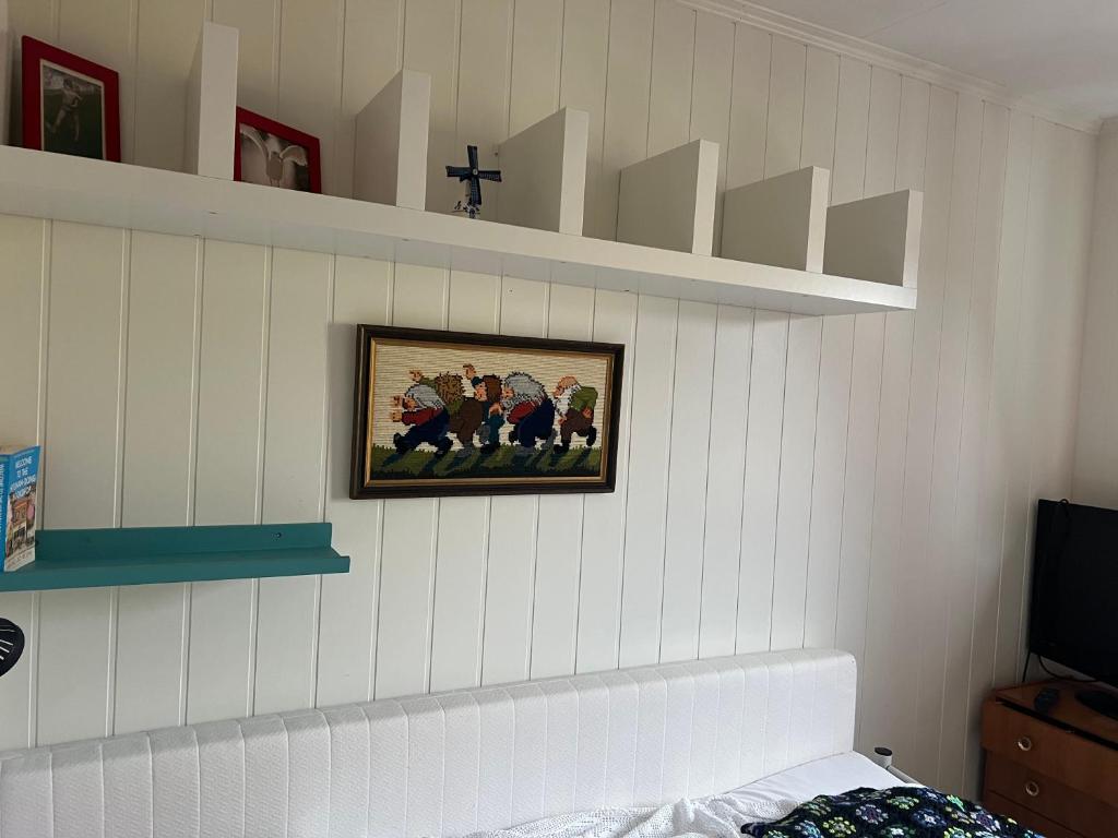 TV a/nebo společenská místnost v ubytování Wake up to a beautiful view and smell of the sea