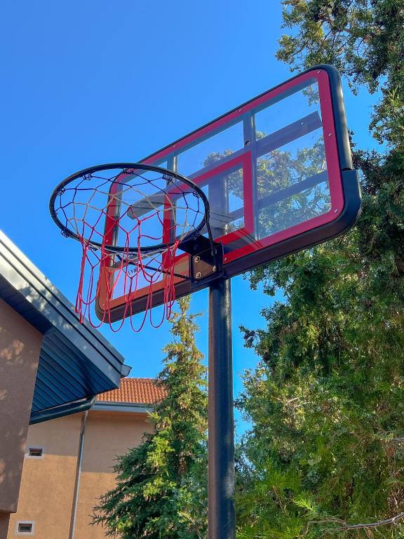 a basketball hoop in front of a building at Pino - Villa, Casa, Cucina е Terrazza in Albena