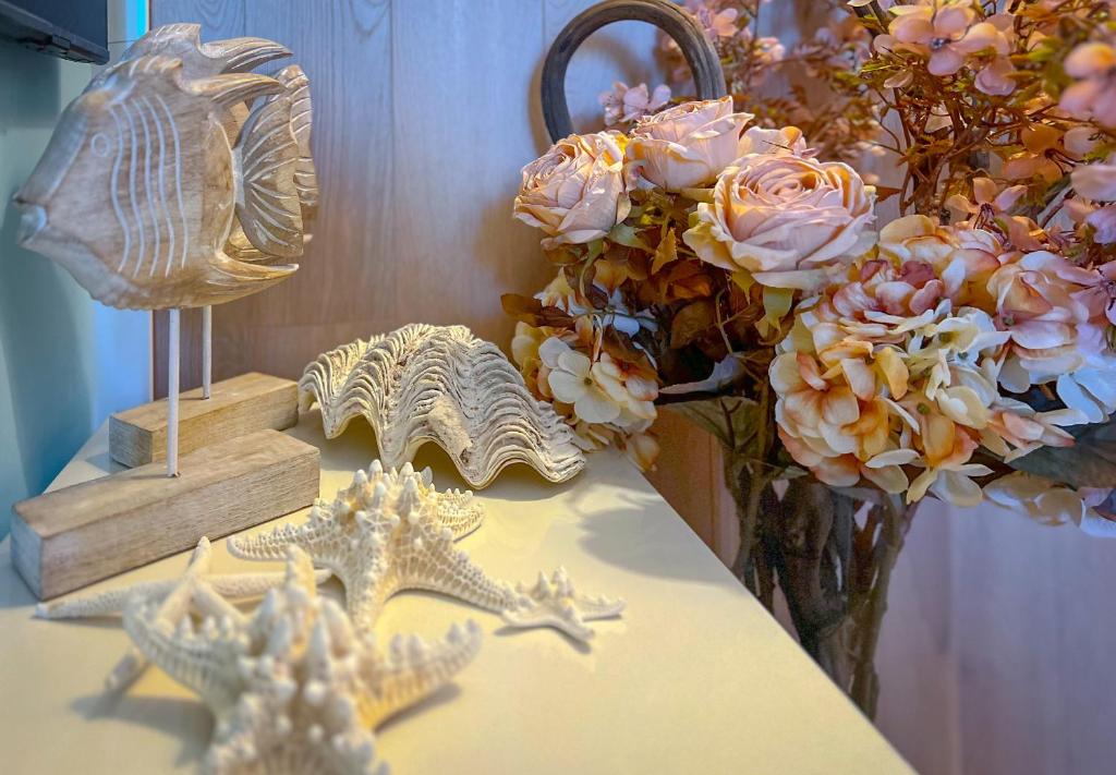 a table with two starfish and a vase of flowers at Pino - Villa, Casa, Cucina е Terrazza in Albena