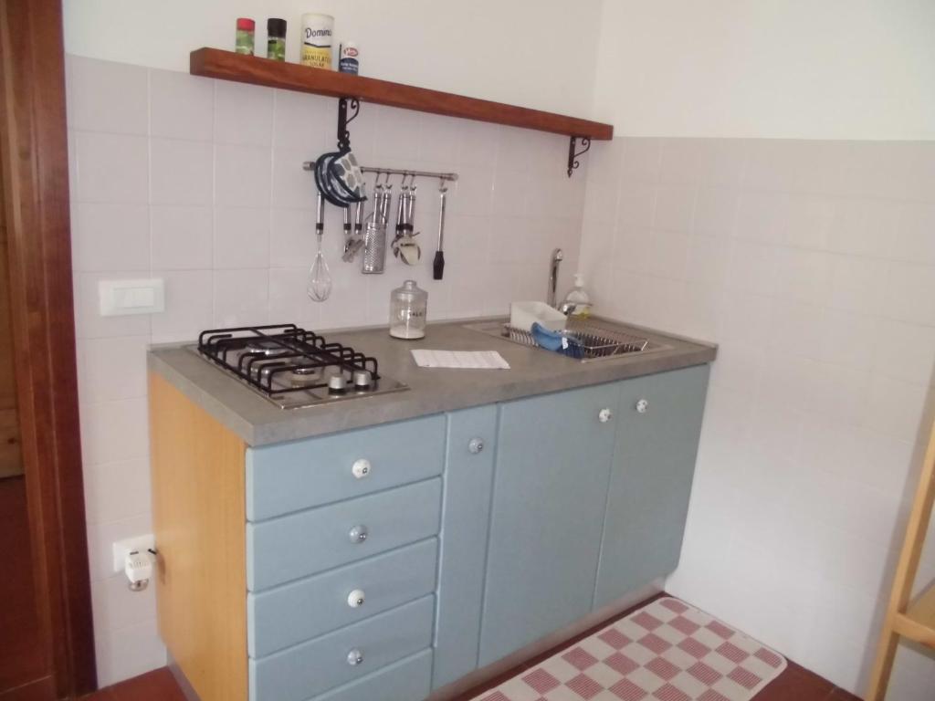 eine Küche mit einem Herd und einer Arbeitsplatte in der Unterkunft VILLA COLLE in Nanto