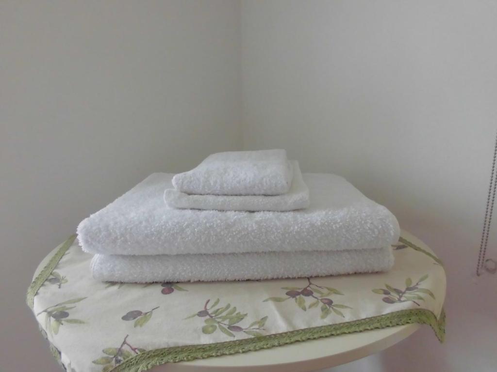 einen Stapel Handtücher auf einem Tisch in der Unterkunft VILLA COLLE in Nanto