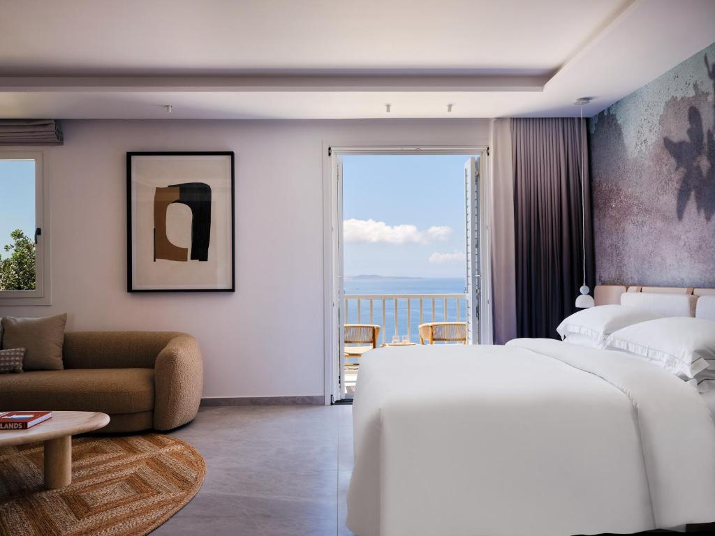 Postel nebo postele na pokoji v ubytování Deos Mykonos - A Myconian Collection Hotel