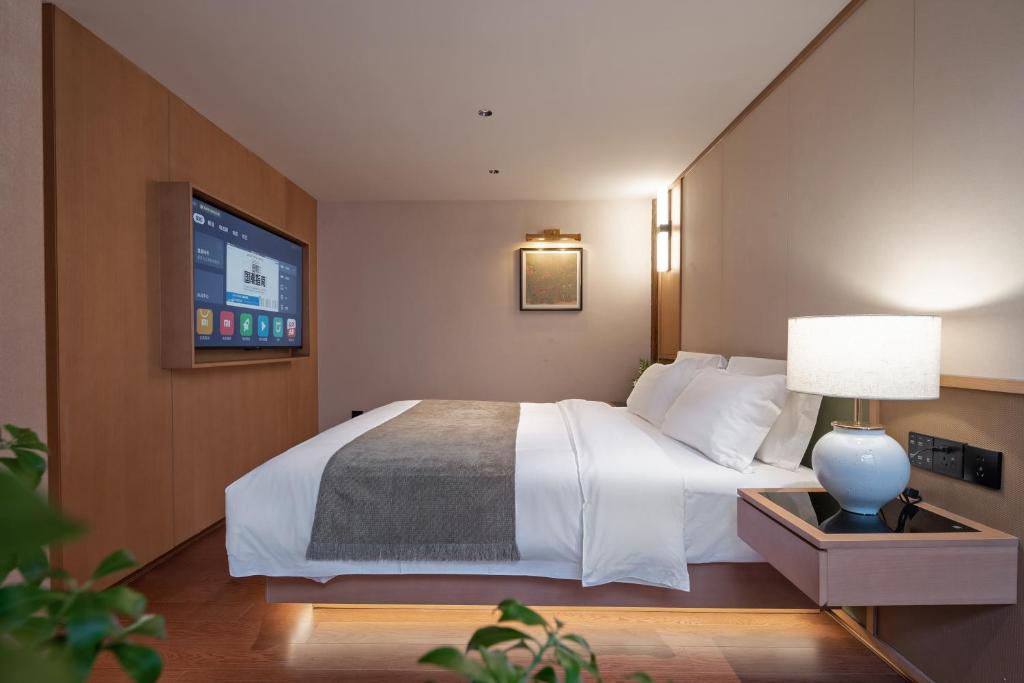 Happy Dragon Courtyard- Newly renovated with French Windows, Near Tian'AnMen Forbidden City,Lama Temple and Heaven Temple, 3minutes walk from Subway,Fluent English speaking with tourist sights tickets service ,Free coffee &laundry Service - Habitación Triple Con Baño Privado