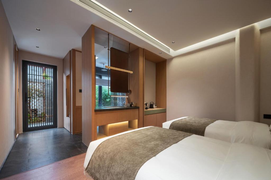 Happy Dragon Courtyard- Newly renovated with French Windows, Near Tian'AnMen Forbidden City,Lama Temple and Heaven Temple, 3minutes walk from Subway,Fluent English speaking with tourist sights tickets service ,Free coffee &laundry Service - Suite De Dos Dormitorios