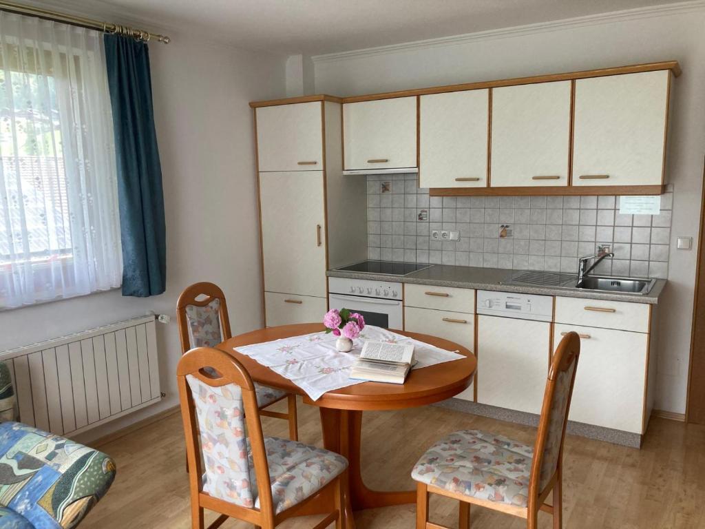 Kuchyň nebo kuchyňský kout v ubytování Haus Strieder