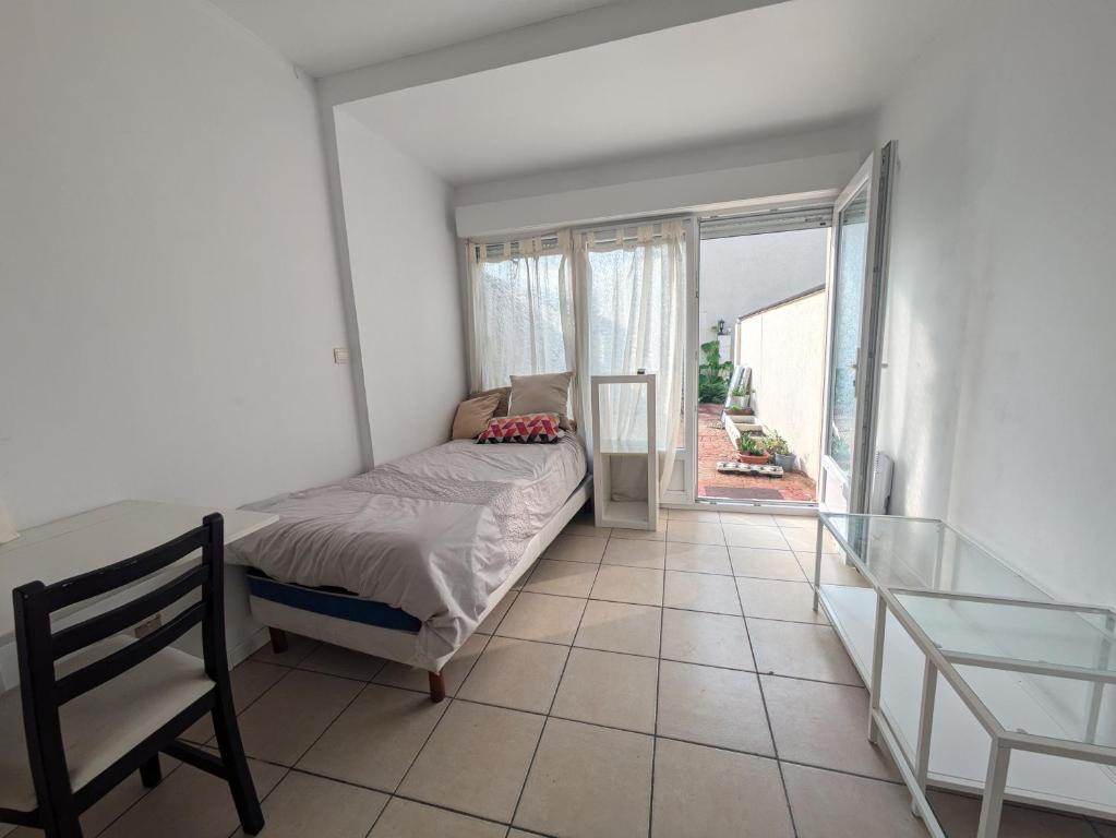 - une chambre avec un lit et un balcon en verre dans l'établissement Nature Shot - DisneyLand Roissy, à Chauconin