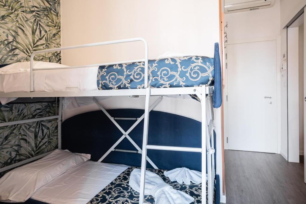 Palanda nebo palandy na pokoji v ubytování Blu Star Hotel