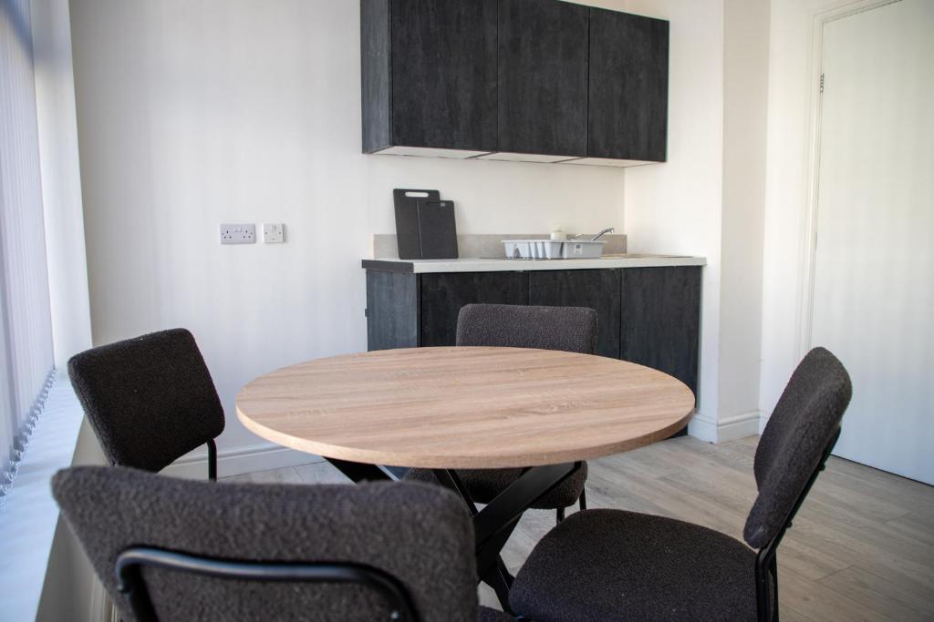 Køkken eller tekøkken på Ground Floor - Balmoral Stays - Free Wifi