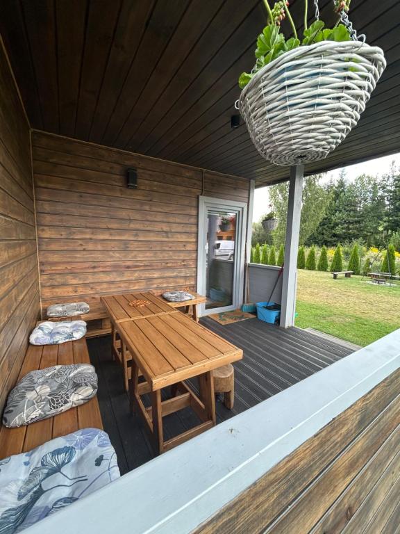 Zahrada ubytování Mazury Dom Oluś nad jeziorem Sasek Wielki z gorącą balia z funkcją jakuzzi