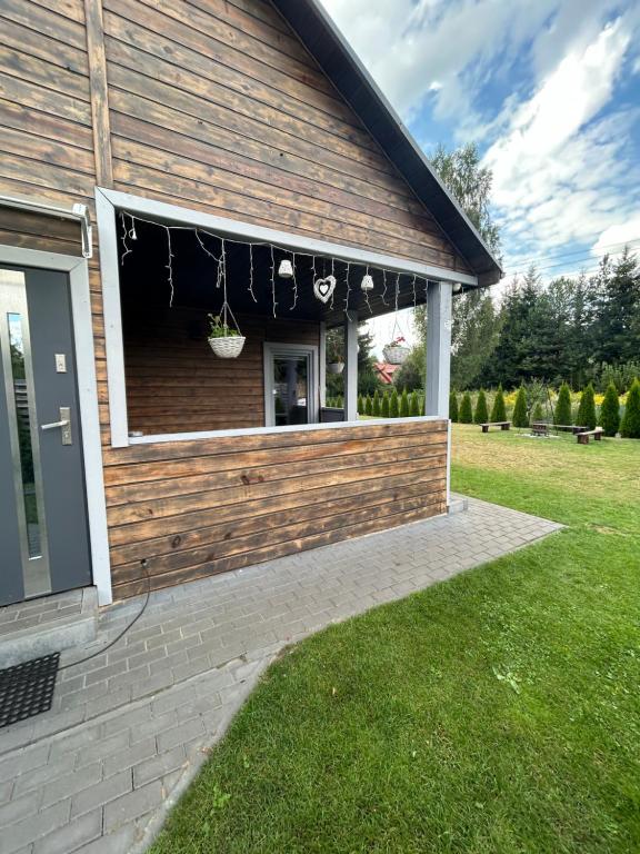 Zahrada ubytování Mazury Dom Oluś nad jeziorem Sasek Wielki z gorącą balia z funkcją jakuzzi