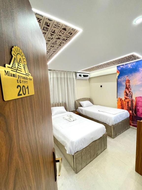 Letto o letti in una camera di Miami Pyramids View
