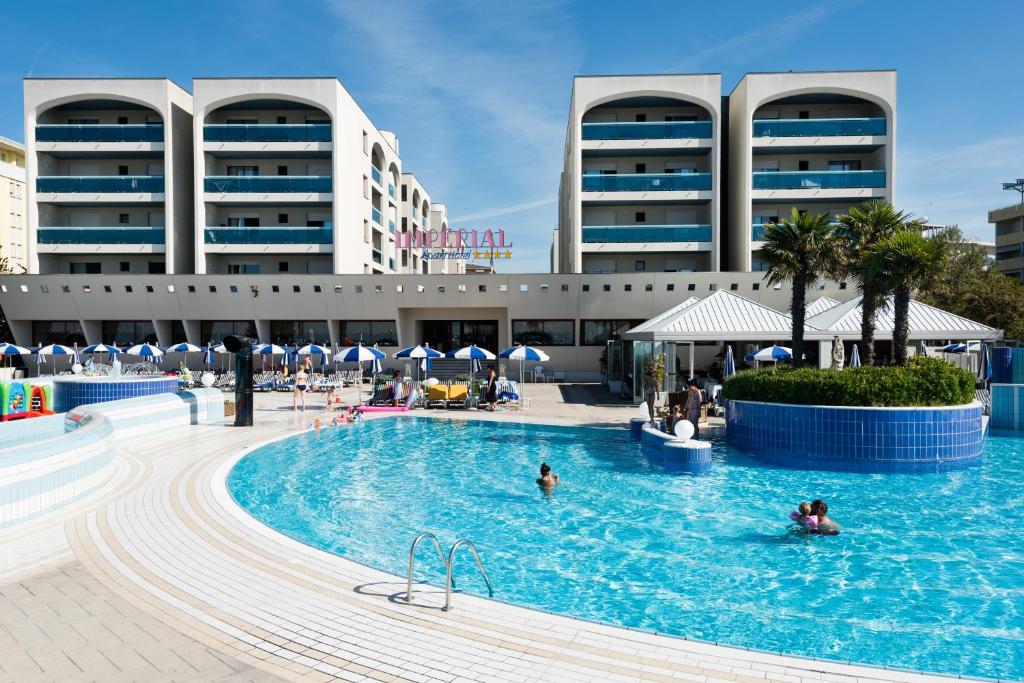 Бассейн в Aparthotel Imperial или поблизости