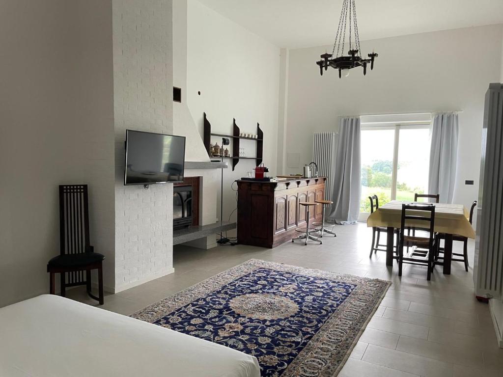 a living room with a bed and a dining room at Belavista in Scurzolengo