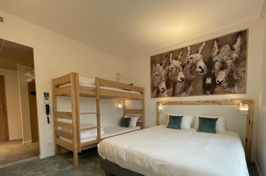 Postel nebo postele na pokoji v ubytování SHANA Hôtel & Résidence