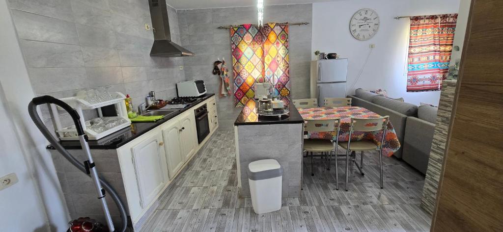 Ain Draham sejour 1, appartement deux pièces, privé,seulement familles!!! netflix, Youtube - Casa De Una Habitación