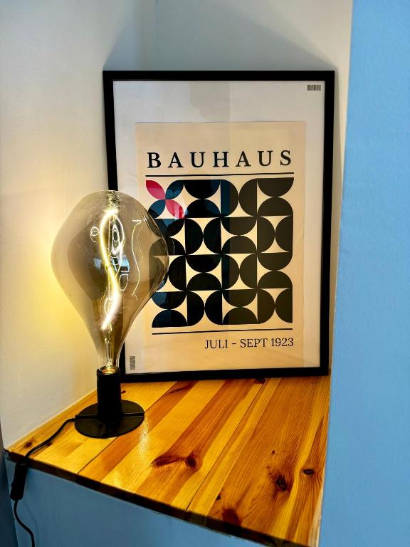 a light bulb on a shelf in front of a picture at Room107 im Herzen von MA Seckenheim in Mannheim