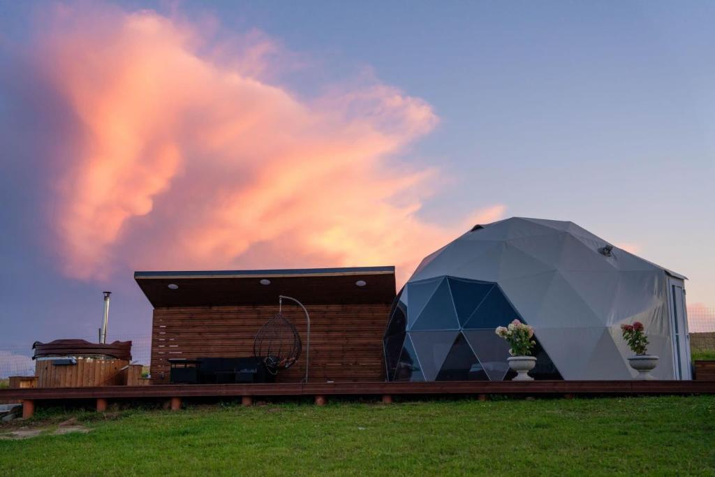 Východ nebo západ slunce při pohledu z luxury tent nebo okolí