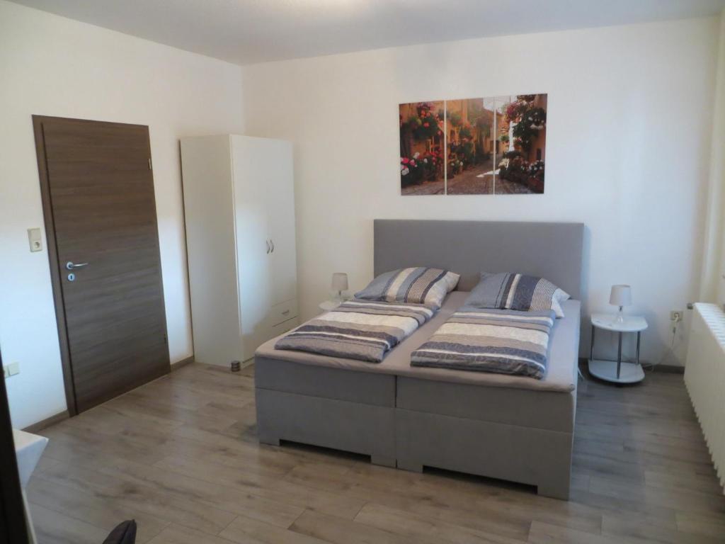 Postel nebo postele na pokoji v ubytování Ferienwohnung & Zimmervermietung Wolf