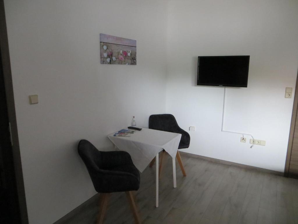 TV a/nebo společenská místnost v ubytování Ferienwohnung & Zimmervermietung Wolf