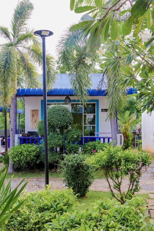 Zahrada ubytování The Light House Resort - Kohlarn เดอะไลท์เฮ้าส์รีสอร์ท เกาะล้าน