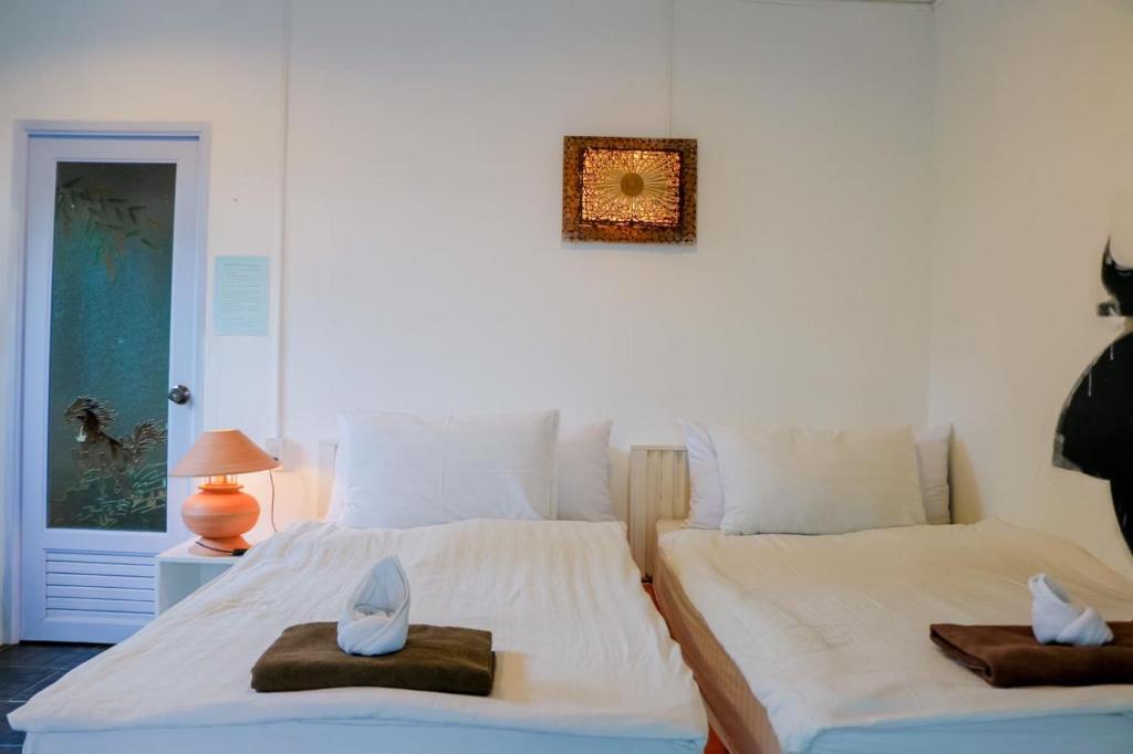 Postel nebo postele na pokoji v ubytování The Light House Resort - Kohlarn เดอะไลท์เฮ้าส์รีสอร์ท เกาะล้าน