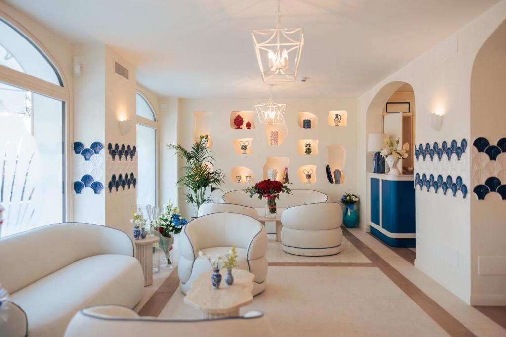 ピエトラ・リーグレにあるA'mare Boutique Hotel & Spaのリビングルーム(白い家具、シャンデリア付)