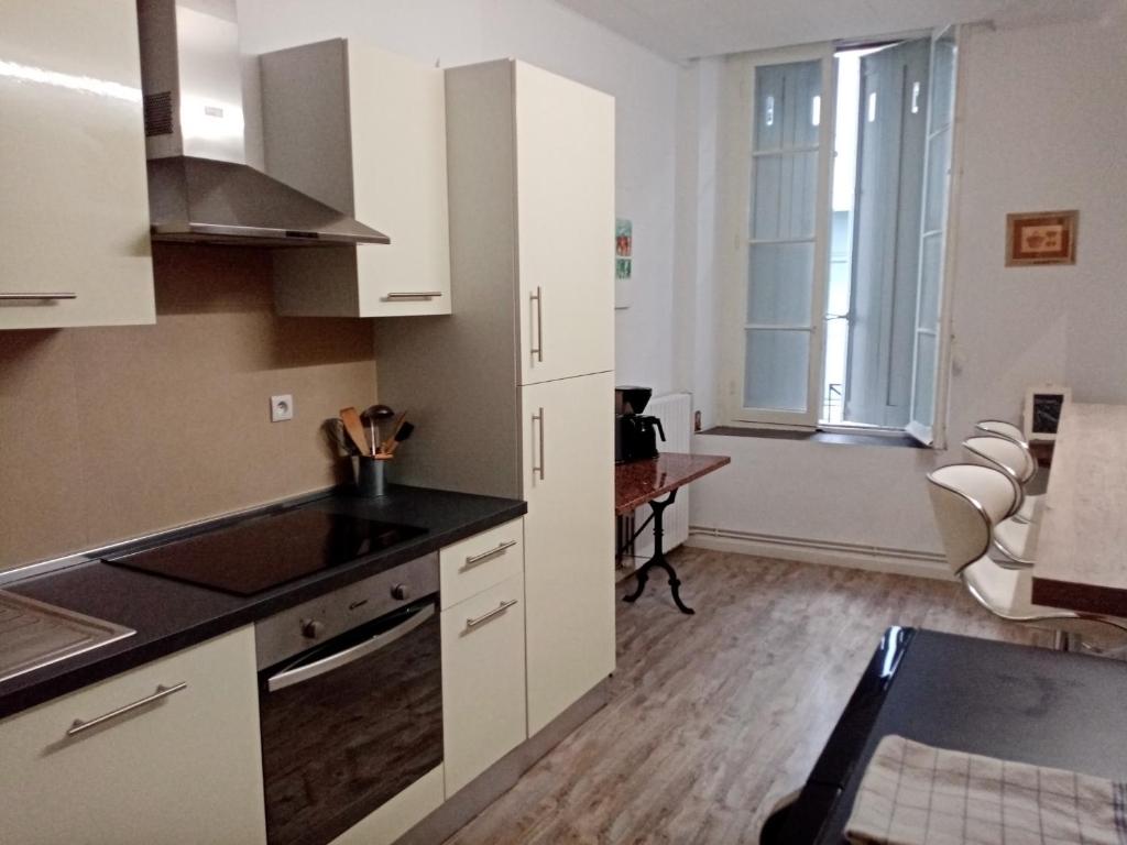 Kuchyňa alebo kuchynka v ubytovaní Bel appartement à Bastide St Louis
