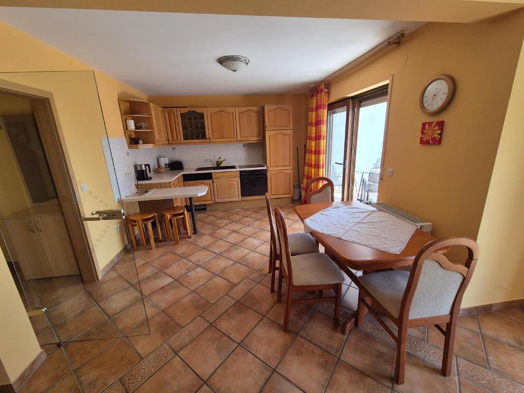 Kuchyň nebo kuchyňský kout v ubytování Apartments and Rooms Mamić