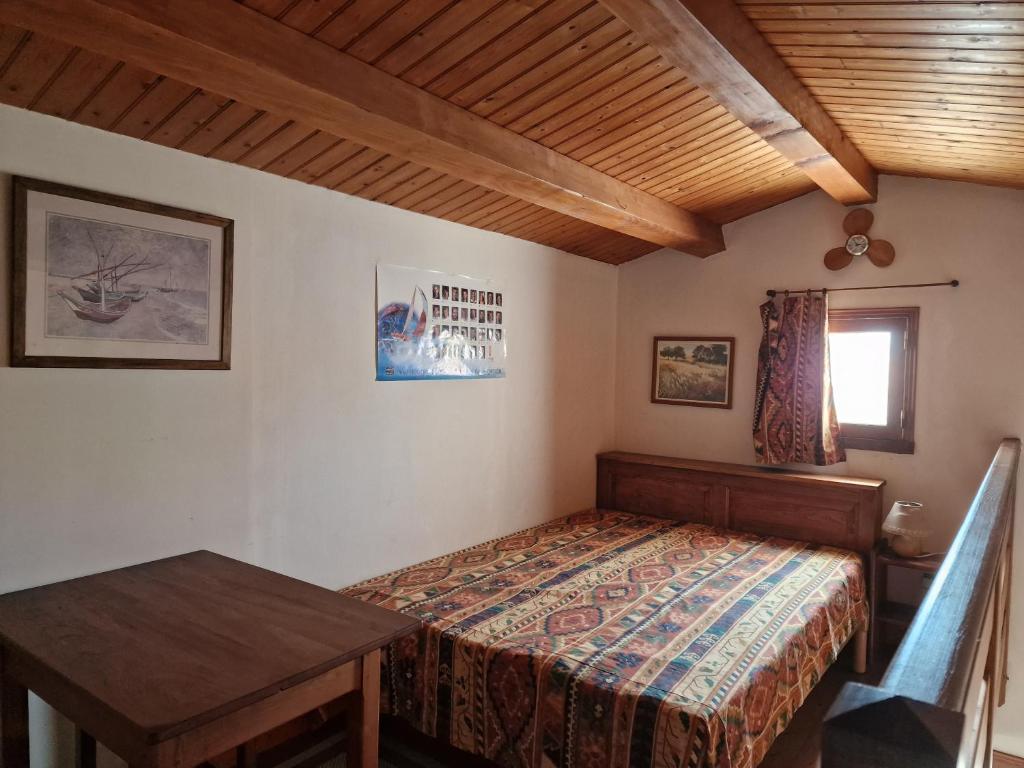 une chambre avec un lit et une table dans l'établissement Villa plage et forêt, à La Tranche-sur-Mer