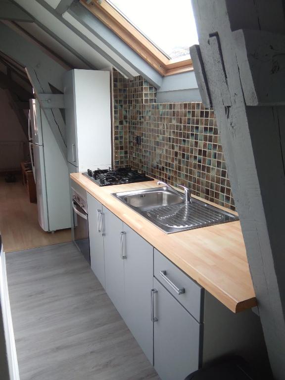 une petite cuisine avec un évier et une cuisinière dans l'établissement Appartement 43m2 Bayonne, à Bayonne